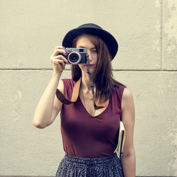 Hermosa mujer en sombrero con cámara — Foto de Stock