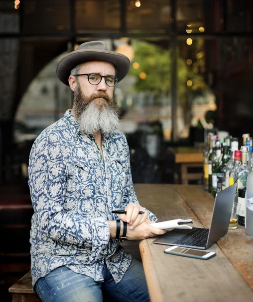 Hipster erwachsener Mann mit Hut — Stockfoto