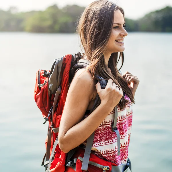 Menina com mochila — Fotografia de Stock