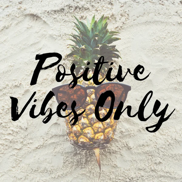 Kum üzerinde komik ananas — Stok fotoğraf