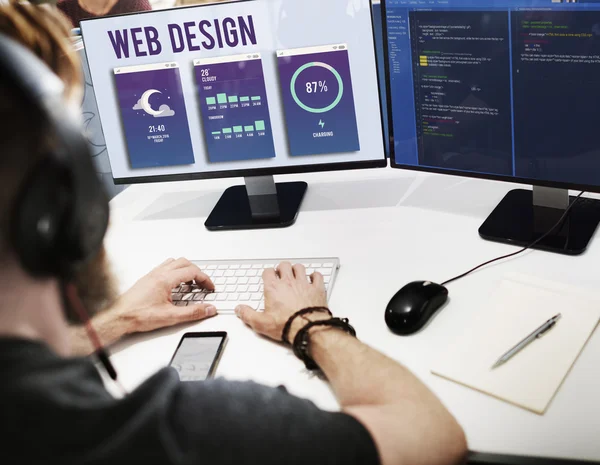 Zakenman die werken op de computer met webdesign — Stockfoto