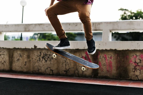 Uomo equitazione skateboard — Foto Stock