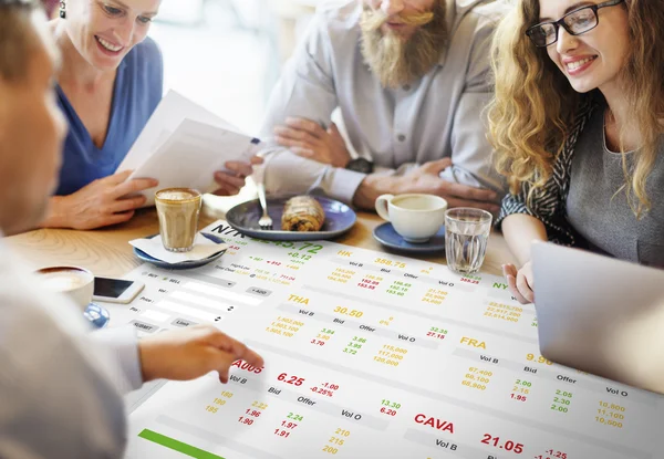 Pessoas discutindo sobre bolsa de valores — Fotografia de Stock