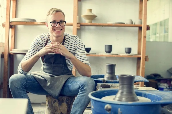 Artista Artesano con Cerámica —  Fotos de Stock