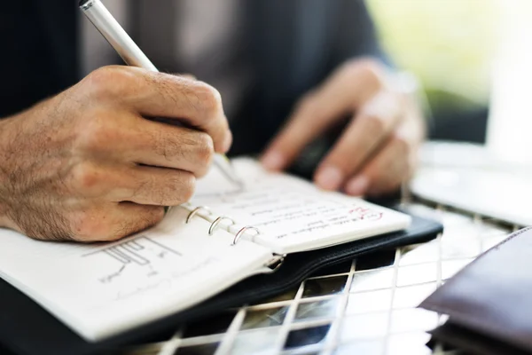 Zakenman schrijven in notebook — Stockfoto