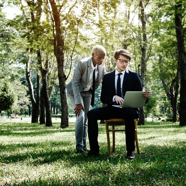 Kollegor med laptop på park — Stockfoto