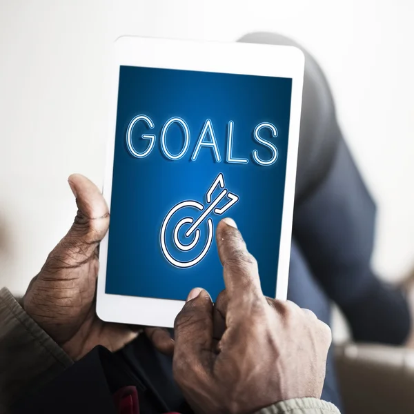 Mann hält Tablet in der Hand — Stockfoto