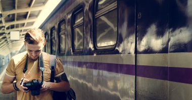 Adam kameraya tren istasyonu ile