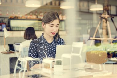 Dizüstü bilgisayar kullanan kadın 