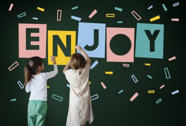 Yazı tahtası üzerinde çizim kızlar