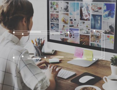 Bilgisayar ekranında seyir kız