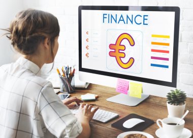 Bilgisayar ekranında seyir kız