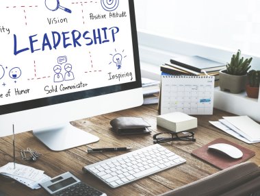 bilgisayar monitöründe ofis çalışma masası