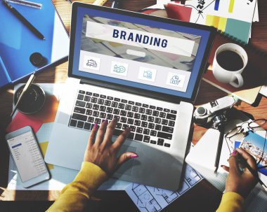 Dizüstü bilgisayarla çalışan kadın