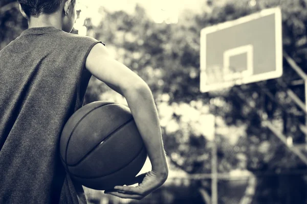 Menino segurando bola de basquete — Fotografia de Stock