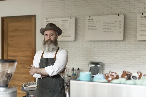 Homem barista com barba e chapéu — Fotografia de Stock