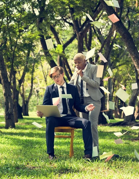 Empresario y Empresario con laptop en el parque —  Fotos de Stock