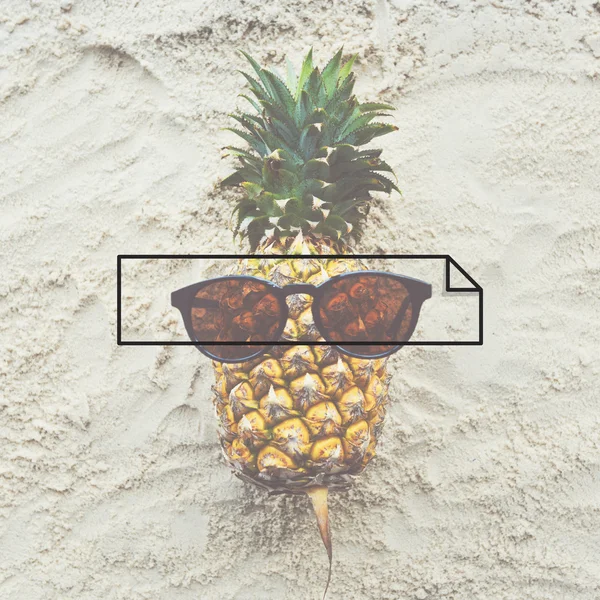 Kum üzerinde komik ananas — Stok fotoğraf