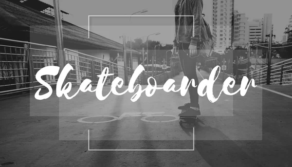Kvinna som rider på skateboard i city — Stockfoto