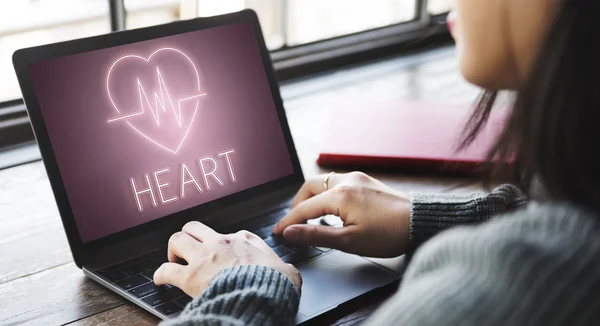 Frau arbeitet mit Laptop — Stockfoto