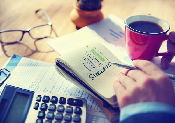 Hombre escribiendo notas en cuaderno — Foto de Stock