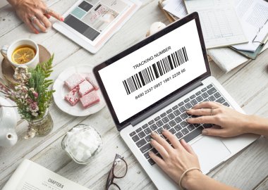 dizüstü bilgisayar kullanan kişi klavyede yazarak