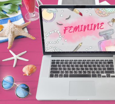 Modern gri laptop üstünde okul sırası