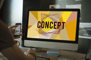 bilgisayarda çalışan adam