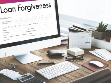 bilgisayar monitöründe ofis çalışma masası