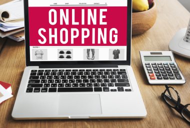 Modern gri laptop üstünde okul sırası