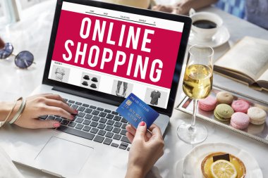 dizüstü bilgisayar kullanan kişi klavyede yazarak