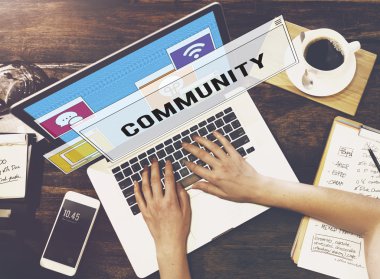 Kadın kafede dizüstü bilgisayar ile çalışma