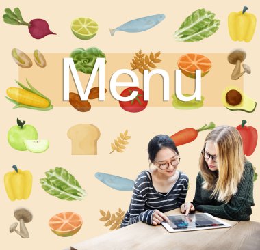 Öğrenci kızlar dijital tablet kullanma