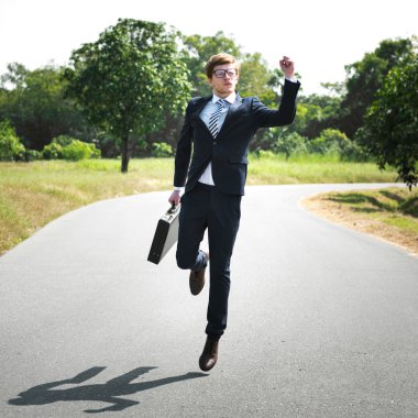 Açık havada atlama ile durum, iş adamı  