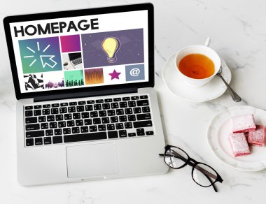 Modern gri laptop üstünde okul sırası