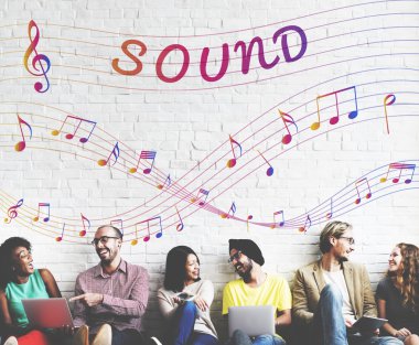 çeşitlilik arkadaşları ile ses duvarının yakınında