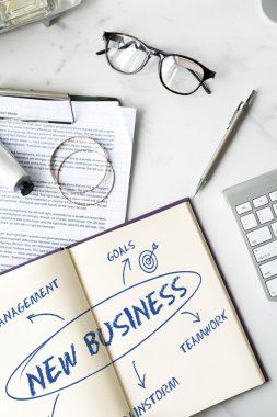 Günlüğü ve gözlük masasında