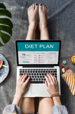 dizüstü bilgisayar kullanan kişi klavyede yazarak