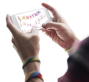 delikanlı ellerinde smartphone ile 