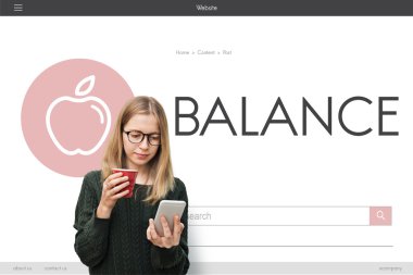 smartphone ve kırmızı Kupası kızla