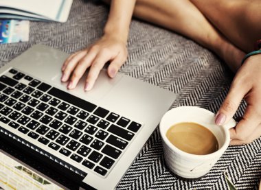 Dizüstü bilgisayar bağlantısı Internet kavramı kullanan kadın