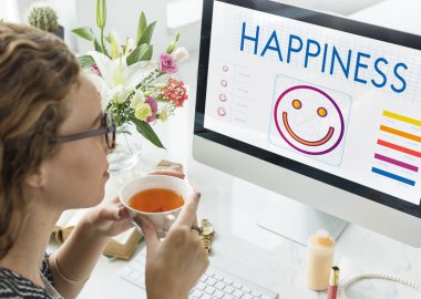 bilgisayar ile çalışan kadın