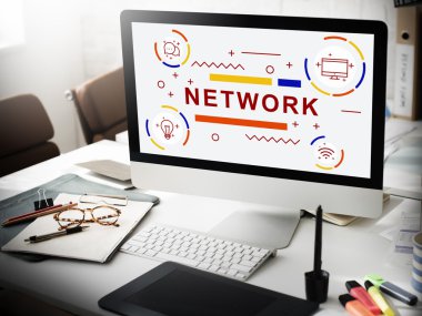 bilgisayar metin üstünde perde ile