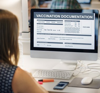 Bilgisayar grafik metinle kullanan kadın