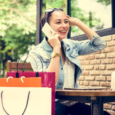 kadın smartphone üzerinde söz