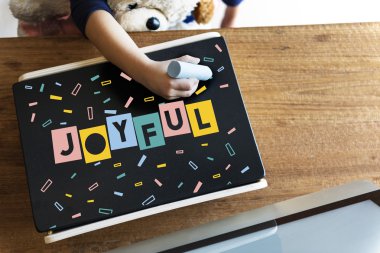 Tahtaya resim çizen kız