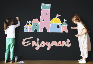 Yazı tahtası üzerinde çizim kızlar