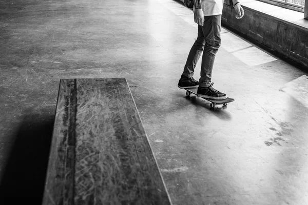 Homem andar de skate — Fotografia de Stock