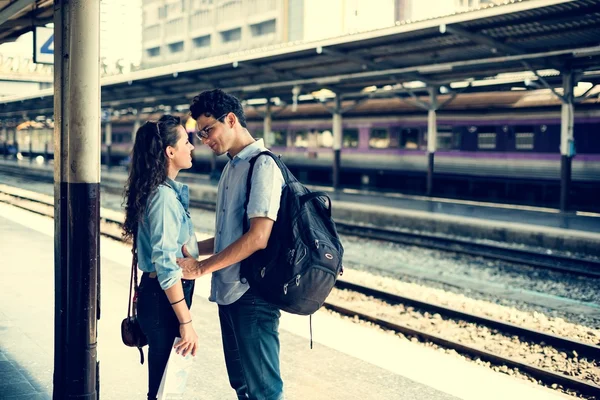 Encantador casal viajando de trem — Fotografia de Stock