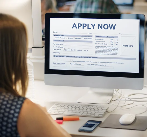 Frau benutzt Computer mit grafischem Text — Stockfoto